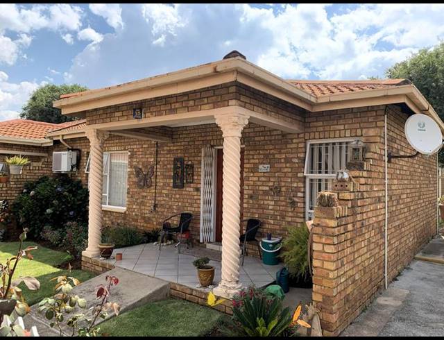 1 BEDROOM TOWNHOUSE FOR SALE IN VAN DYK PARK